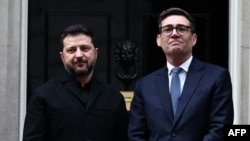უკრაინის პრეზიდენტი ვოლოდიმირ ზელენსკი და გაერთიანებული სამეფოს პრემიერმინისტრი ენდი ბერნემი, შეხვედრის დაწყებამდე. 2026 წლის 14 ოქტომბერი, ლონდონი.