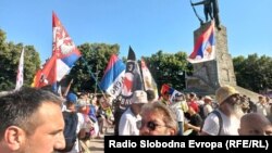 Okupljanje na Trgu srposkih ratnika na antivladajućem protestu, na izrazito visokim temperaturama, u centru Kraljeva, 28. juna 2026. godine.