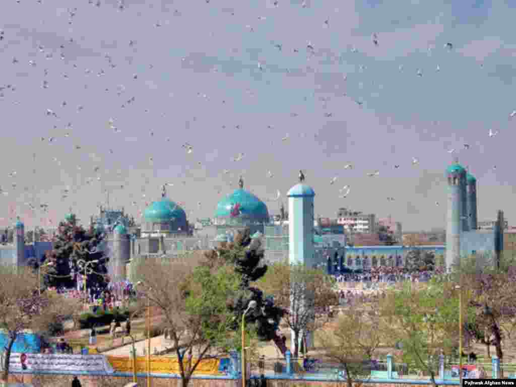 Mazar-e Sharif in northern Afghanistan is a popular pilgrimmage destination for Norouz - Afghanistan - The view of Mazare Sharif on Noruz Day. People usualy make pilgrimage to Mazare Sharif to celebrate New day in the town's shrine. PAJHWOK/Agustinus Wibowo Noruz08