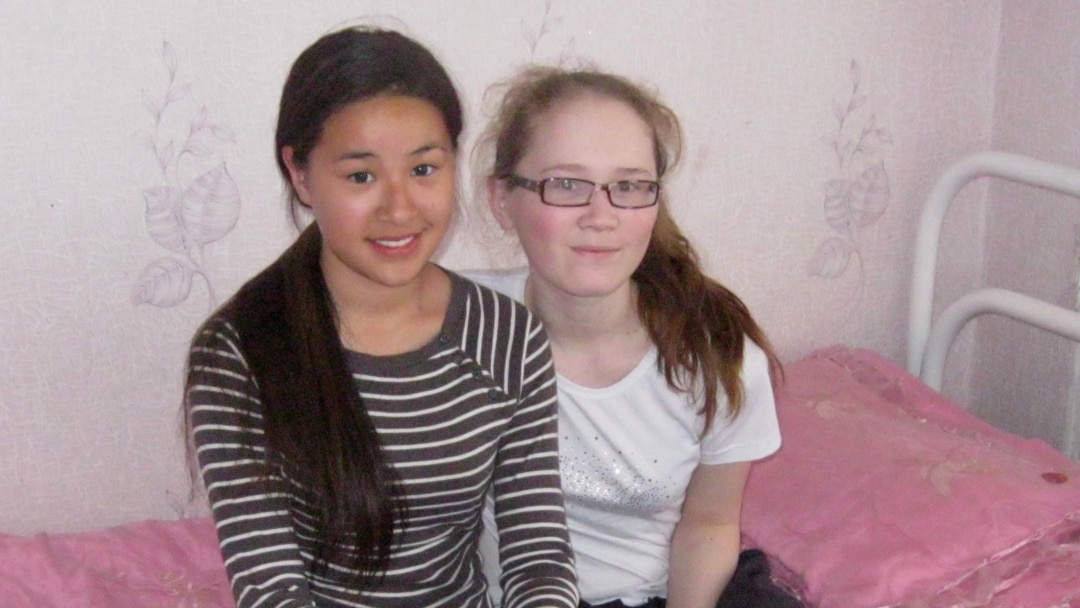 Бейтаныс адаммен пойыздағы порно