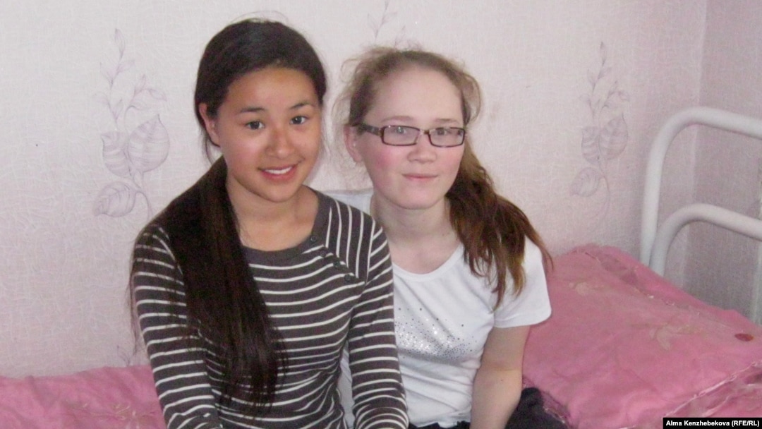 Дөңгелек сиськи бар жалаңаш қыз