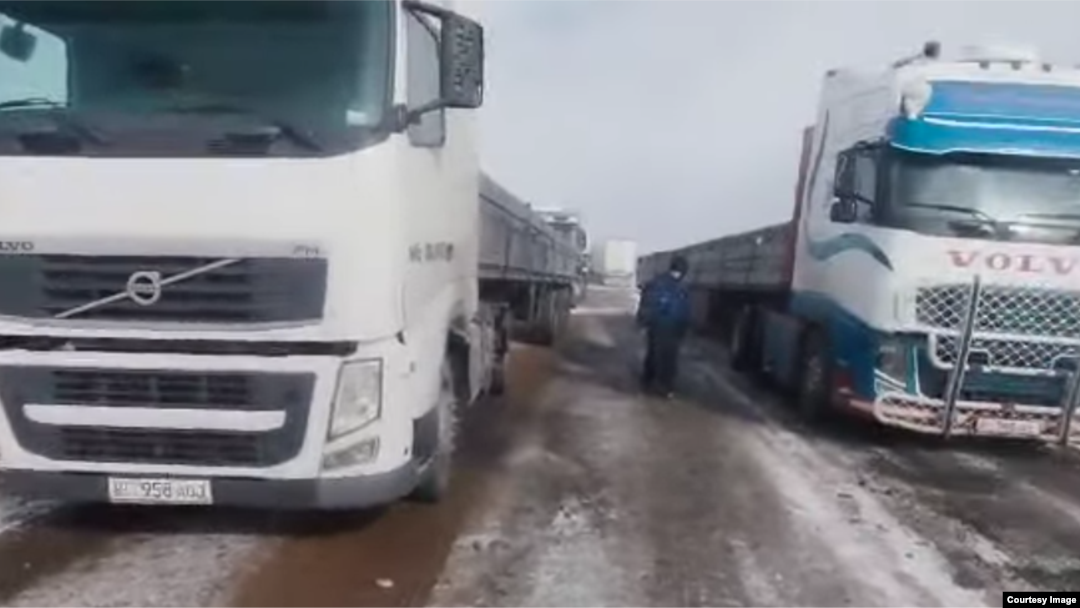 Тоң-Моюн ашуусу. Ош - Сары-Таш - Эркечтам автожолу