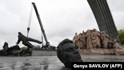 Снос бронзовой скульптуры двух рабочих у бывшей Арки дружбы народов, Киев, апрель 2022 года