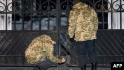 Міліція оглядає місце вибуху на вході до військової частини в Харкові, 2 грудня 2014 року