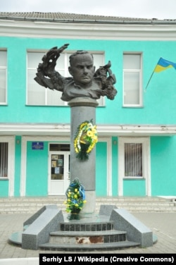 Пам'ятник письменнику Уласу Самчуку в місті Здолбунові Рівненської області