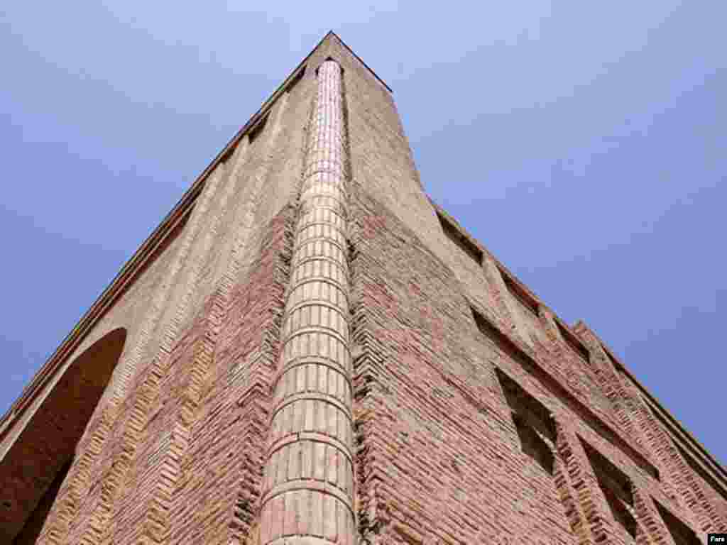 غزالی از جمله مهم‌ترین منتقدان فلسفه یونانی و به ویژه آرای ارسطو در دنیای اسلام است