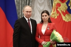 Ірина Куксенкова (праворуч) з Путіним після нагородження «орденом мужества»