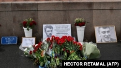 Цветы на месте убийства Бориса Немцова на Большом Москворецком мосту, Москва, 27 февраля 2026 года