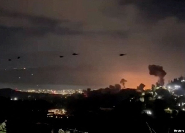 Гелікоптери США над столицею Венесуели Каракасом під час операції проти Ніколаса Мадуро. 3 січня 2026 року