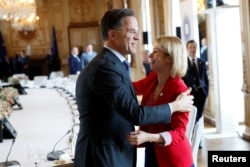 Secretarul general al NATO, Mark Rutte, o salută pe Kaja Kallas, înaltul reprezentant pentru afaceri externe al UE.