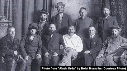 есек жалаңаш Барт Симпсонның әпкесі Лизаның порно видеосын онлайн көріңіз.