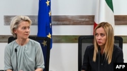 Predsjednica Evropske komisije Ursula von der Leyen i talijanska premijerka Giorgia Meloni posjetile su prihvatni centar za migrante, na sicilijanskom otoku Lampedusa, Italija, 17. septembra 2023.