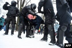 Задержание во время протестов в Санкт-Петербурге, 31 января 2021 года. Фото: AFP