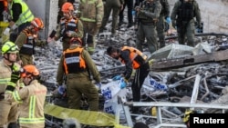 ბეით-შემეშში - ისრაელში - მაშველები ირანის იერიშის შედეგად დანგრეულ შენობაში. 1 მარტი, 2026 წელი