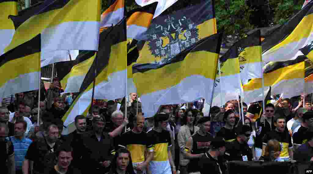 Naţionaliştii cu steaguri galben-negre