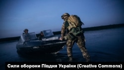 Бійці роти оперативного призначення 34-го Херсонського полку Нацгвардії переправляються на окупований лівий берег Дніпра для виконання бойового завдання