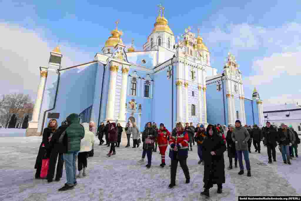 Рідні, близькі і колеги загиблого медика Сергія Смоляка перед Михайлівським собором Києва, де вони востаннє з ним попрощалися. 12 січня 2026 року 