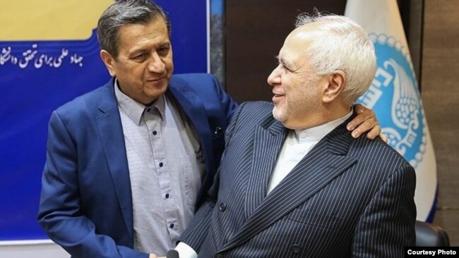 محمدجواد ظریف (راست) همراه با عبدالناصر همتی، وزیر برکنار شدهٔ اقتصاد