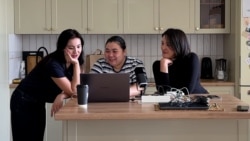 Журналистка Назымгуль Кумыспаева и переводчицы Гульмира Мухамеди и Ботагоз Дузелбаева переводят судебные процессы с казахского на русский