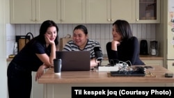 Журналистка Назымгуль Кумыспаева и переводчицы Гульмира Мухамеди и Ботагоз Дузелбаева переводят судебные процессы с казахского на русский