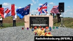 Украинадағы MH17 ұшағы құрбандарын еске алу шарасыан көрініс.