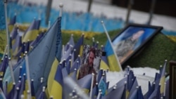 Снимки на загинали войници на импровизиран мемориал в Харков.