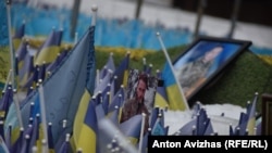 Снимки на загинали войници на импровизиран мемориал в Харков.