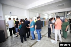 Radhë për të votuar në një vendvotim në Prishtinë më 7 qershor.