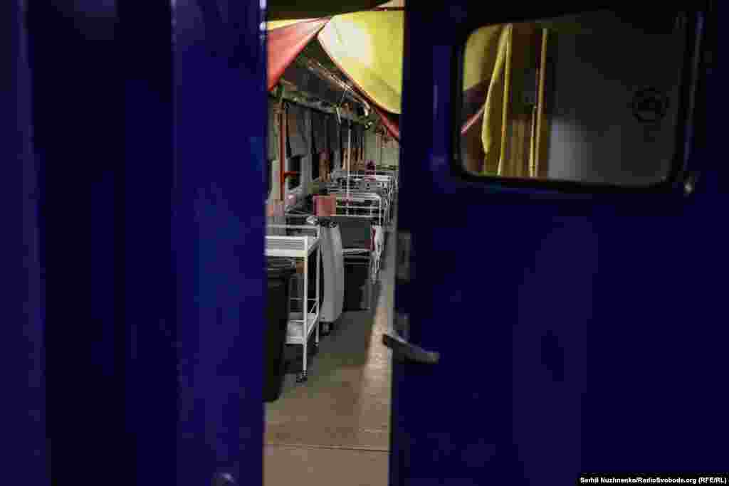 Через привідчинені двері зазираємо у реанімаційний вагон. Він розрахований на п’ять пацієнтів, розповідає нам Олександр Бугай, пацієнти тут перевозяться на штучній вентиляції легень. Тут є все обладнання для підтримки судинно-серцевої діяльності, яке дозволяє контролювати стан пацієнта і продовжувати лікування під час подорожі. Таке обладнання є стандартним для оснащення будь-якого реанімаційного відділення лікарні