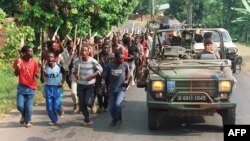 Француски војници патролираат покрај толпа Хуту во близина на границата со тогашен Заир, а сега Демократска Република Конго, во 1994 година