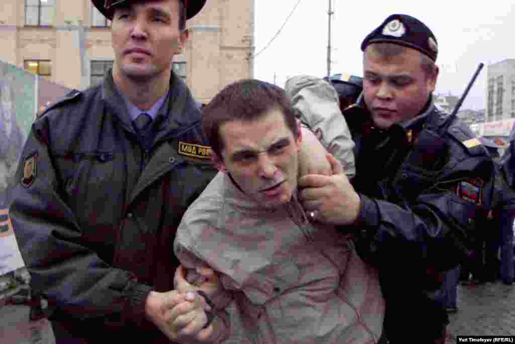 Акция продолжалась не более 30 секунд – ожидавшие на площади полицейские в течение нескольких минут задержали всех протестующих и погрузили их в автобусы. 