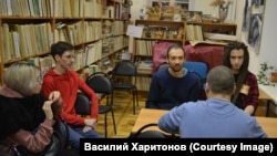 Участники "Страны языков" за обсуждением инструментов языкового активизма в Великом Новгороде
