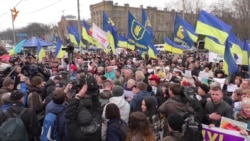 «Ми не можемо бути пасивними» – активісти знову пікетували посольство Росії у Києві (відео)