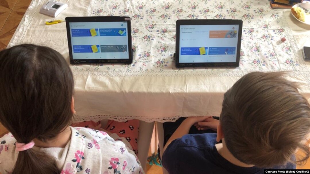 Școala online nu e ieftină, așa cum s-ar crede, dimpotrivă e mai scumpă decât cea din vremurile în care nu era pandemie de coronavirus.
