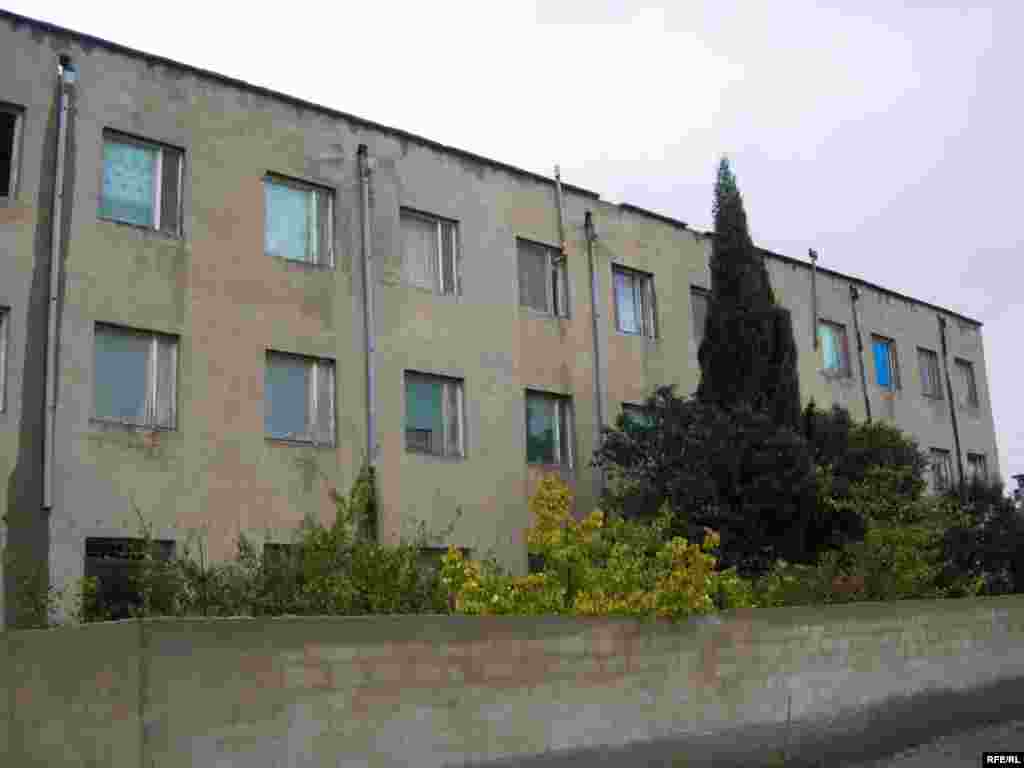Gözdən və könüldən uzaq qərargah… 30 noyabr 2006 - Azərbaycan Xalq Cəbhəsi Partiyası (AXCP) Keşlə qəsəbəsi Məktəblilər küçəsi 4-a ünvanda ona verilən yeni qərargaha köçmək istəmir. Partiyanın rəhbərliyi bunu yeni qərargahın həm şəhərin mərkəzindən uzaq olması, həm də orada fəaliyyət üçün şəraitin olmaması ilə izah edir. Əslində, həmin ünvanı tapmaq da o qədər asan deyil. Çünki ora avtobus işləmir. Əgər Bakının mərkəzindən Keşlə qəsəbəsinə 121 saylı avtobusla gəlsən, sonuncu dayanacaqdan həmin ünvana ən azı iki kilometr piyada getməlisən. Ancaq yeni qərargahın yerləşdiyi Məktəblilər küçəsi gediş-gəlişli olmadığından Keşlə qəsəbəsinin sakinlərinin çoxu heç bu küçənin varlığından xəbərsizdir.