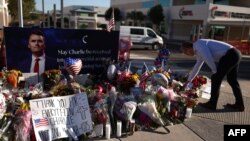 Altar în memoria fondatorului Turning Point, Charlie Kirk, în fața sediului central al organizației, din Phoenix, Arizona - 12 septembrie 2025. Turning Point susține pledoarii pro-conservatoare în campusurile din licee, colegii și universități.