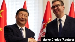 Президент Сербії Александар Вучич тисне руку президентові Китаю Сі Цзіньпіну (фото архівне)