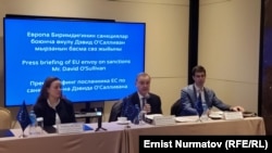 EU sanctions envoy David O’Sullivan (center) during a press conference in Bishkek on February 26.
