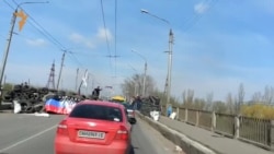 Бронемашины десанта под российскими флагами в Славянске