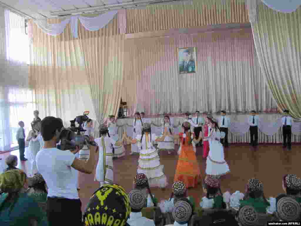 Mekdeplerde "soňky jaň" dabarasyna ta&yacute;&yacute;arlyklar başlandy