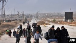 Aleppo edilýän agyr hüjümden golaýda 20 müňe çenli adam gaçyp çykdy.