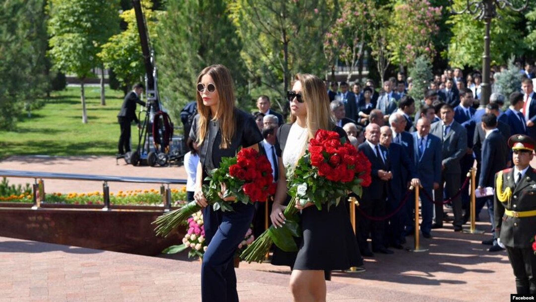 2017 йилнинг 31 август куни Имон Каримова ўз холаси Лола Каримова билан бобоси ҳайкалининг очилишида кўринган эди.