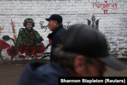 Чоловіки біля вокзалу у Покровську, 13 грудня 2022 року