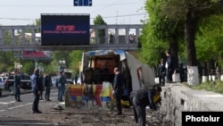 Փորձագետներն ու ոստիկանները՝ դեպքի վայրում, 26-ը ապրիլի, 2016թ.