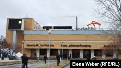 Рабочие завода компании "АрселорМиттал Темиртау" у проходной. 