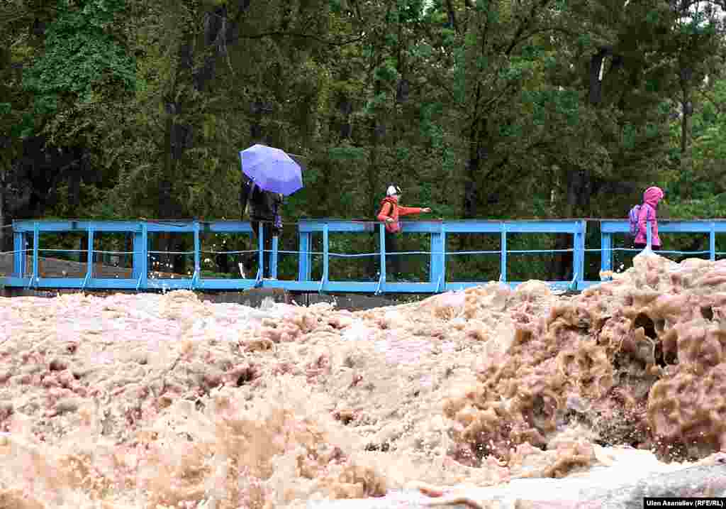 В Бишкеке из-за проливных дождей поднялся уровень воды в реках.