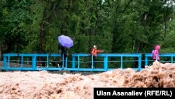 Повышение уровня воды в одной из рек.