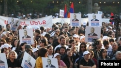 Armenia - Supporters of jailed businessman Samvel Karapetian demonstrate in Yerevan, October 18, 2025.