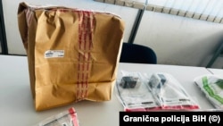 Pored droge zaplijenjeni su i drugi predmeti.