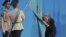 Казак президенти Нурсултан Назарбаев инаугурация учурунда мамлекеттик тууну өөп жатат. Астана, 8-апрель, 2011